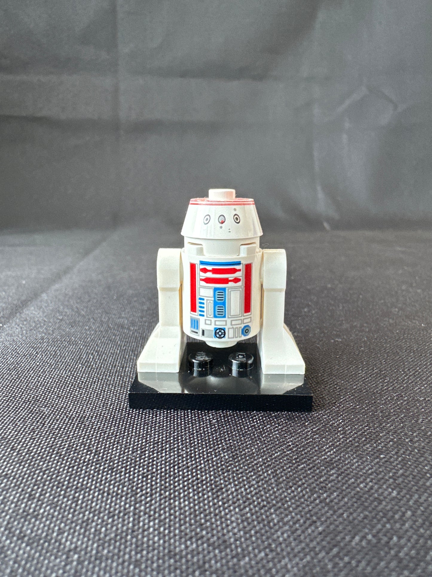 LEGO Star Wars Minifigure. Astromech Droid R5 D8 / R5 D4. sw0373