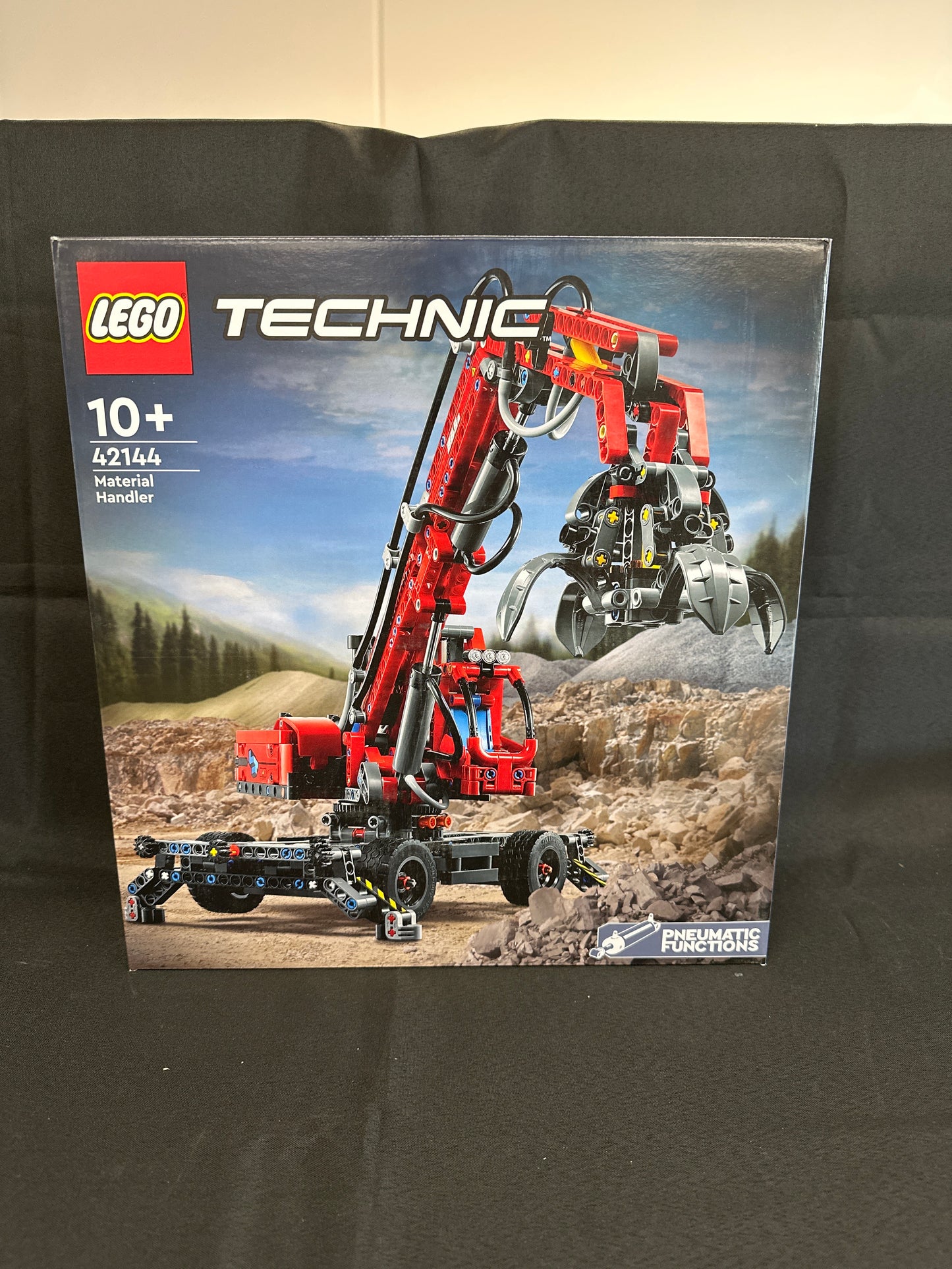 LEGO Technic. Material Handler. 42144.