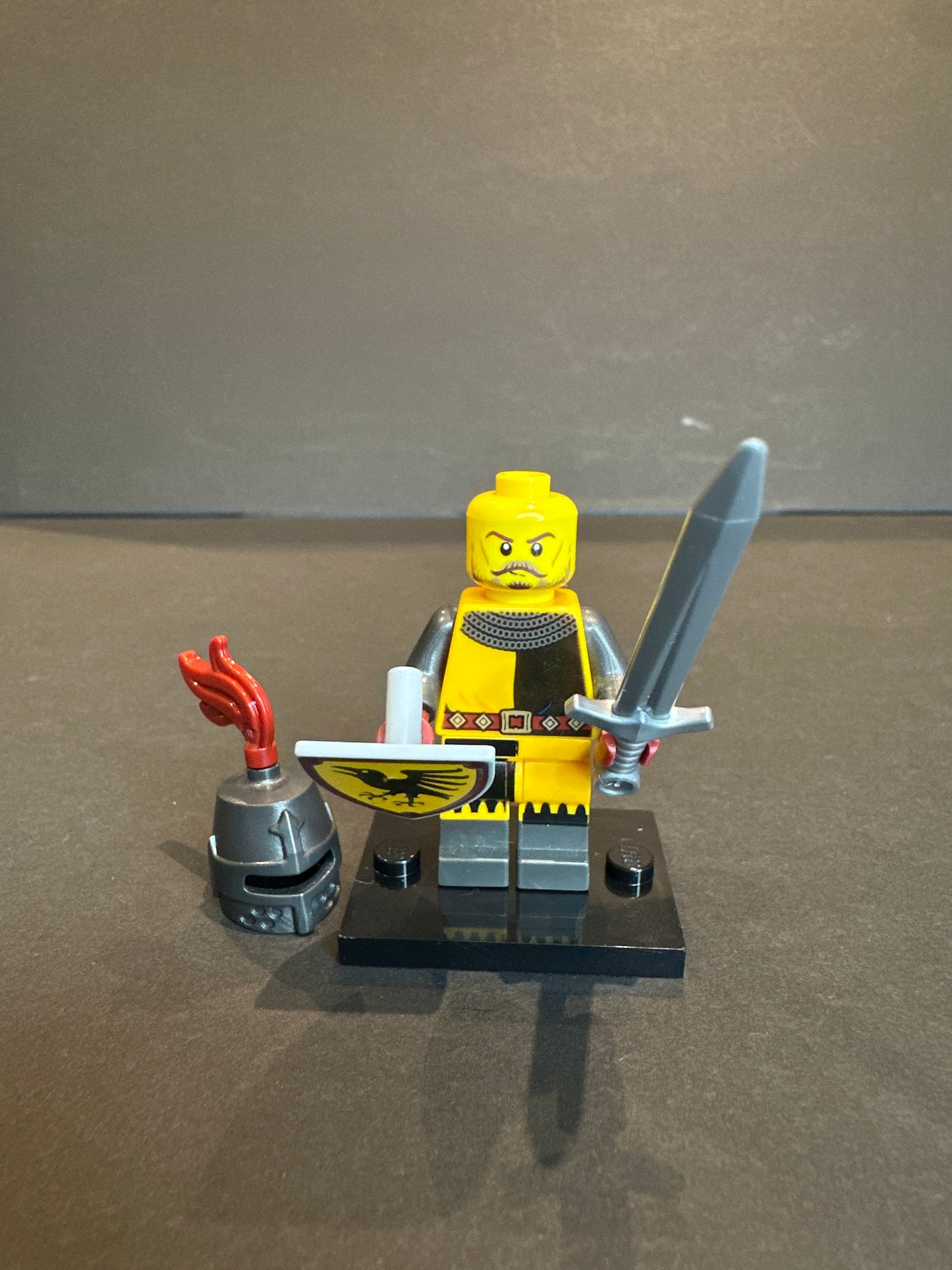 LEGO minifigure. Tournament Knight. Series 20 collectable minifigure. col361 (col20-4)