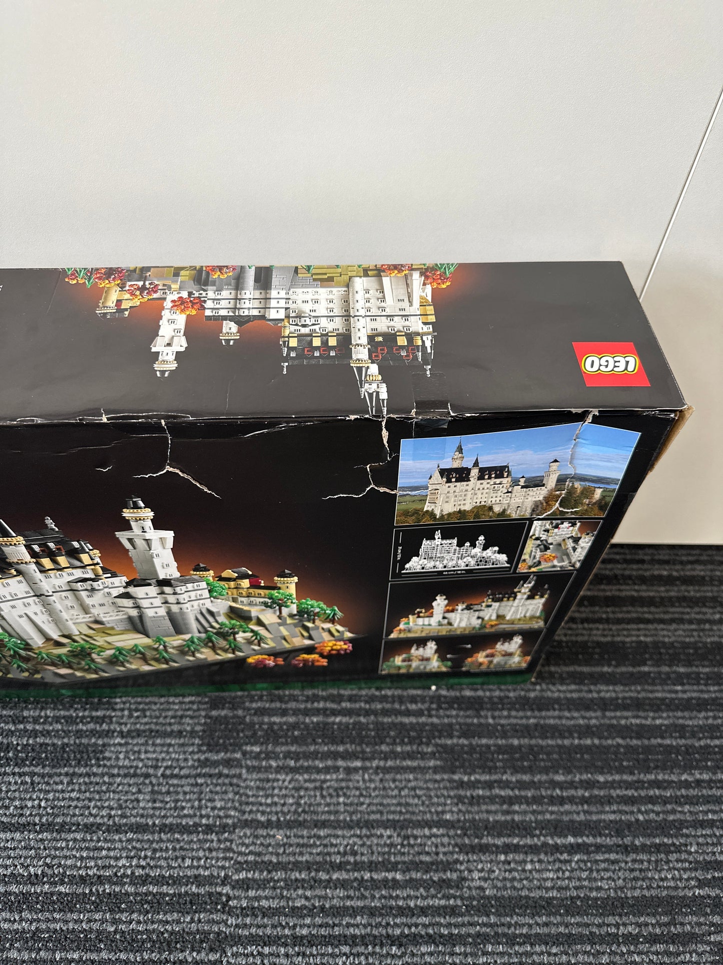 LEGO Architecture. Neuschwanstein Castle. 21063. (damaged box)