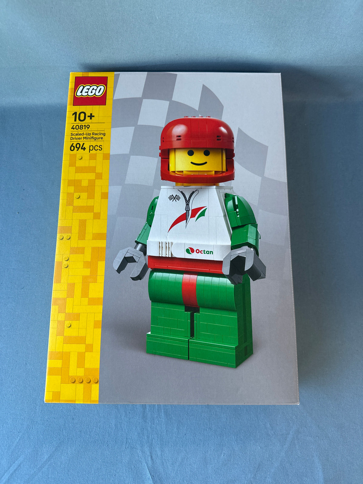 LEGO. Scaled up Racing Driver Minifigure. 40819
