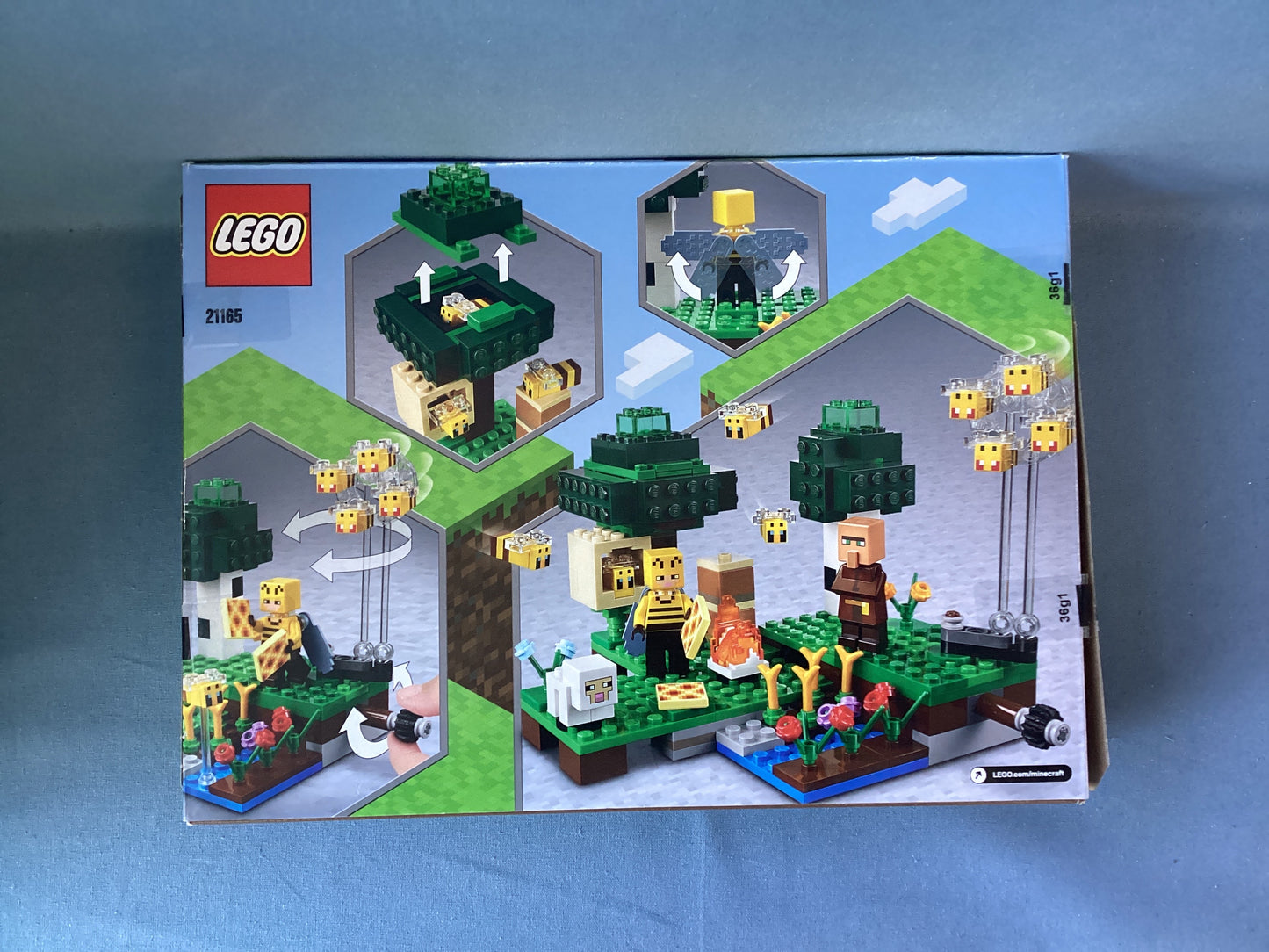 LEGO. Minecraft. The Bee Farm. 21165. Used.