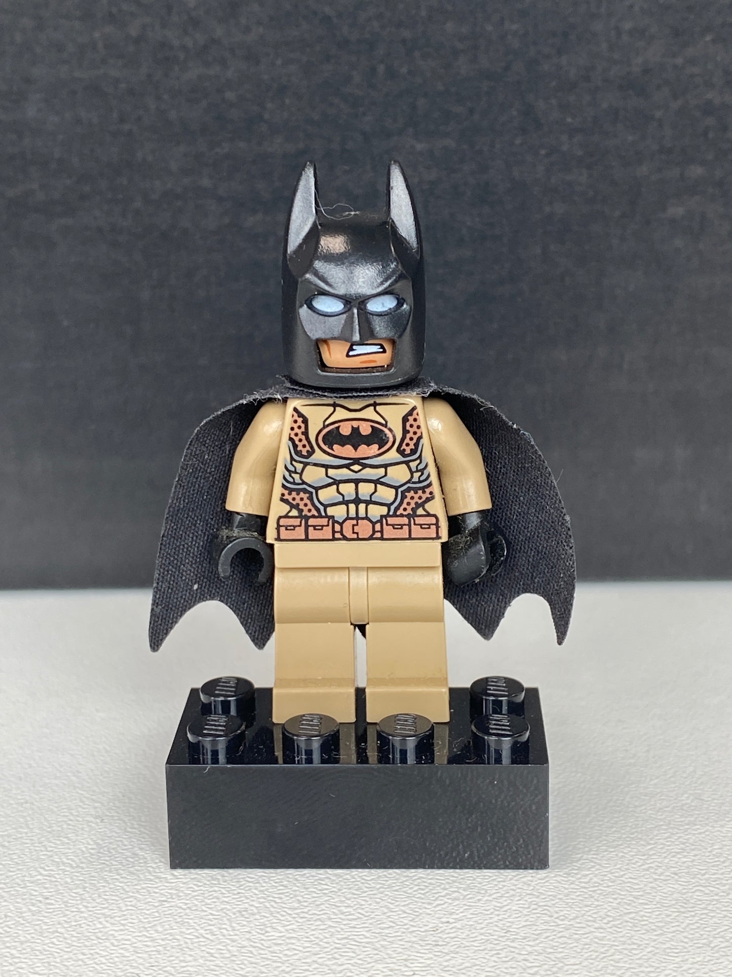 LEGO Super Hero’s minifigure. Desert Batman. sh0288