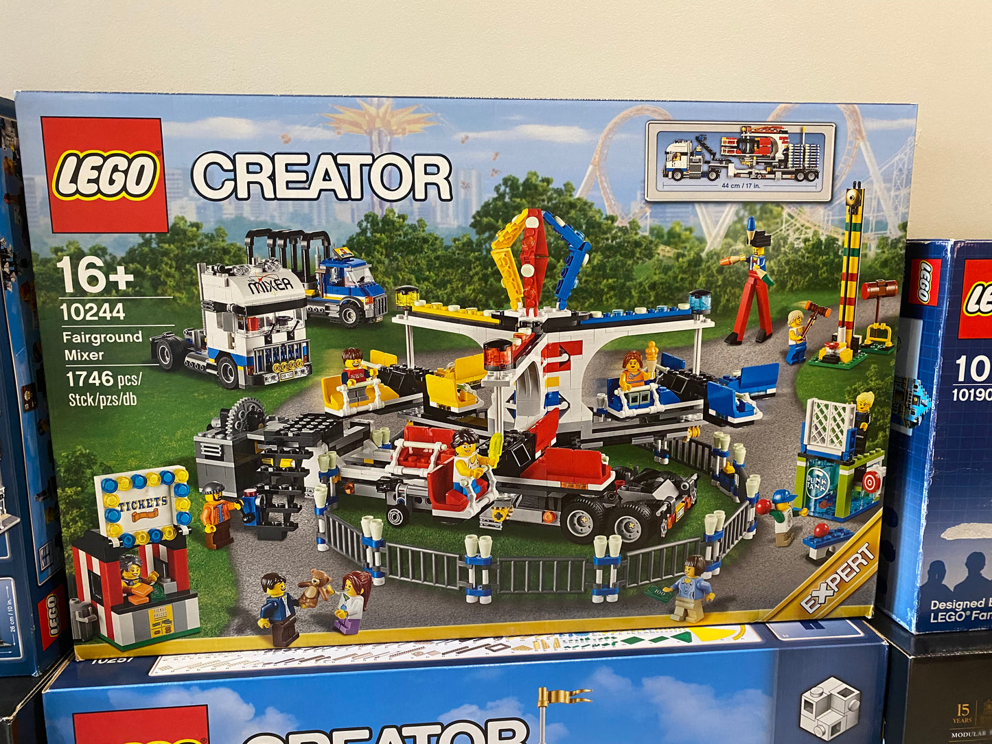 LEGO Creator Expert. Fairground Mixer. 10244.
