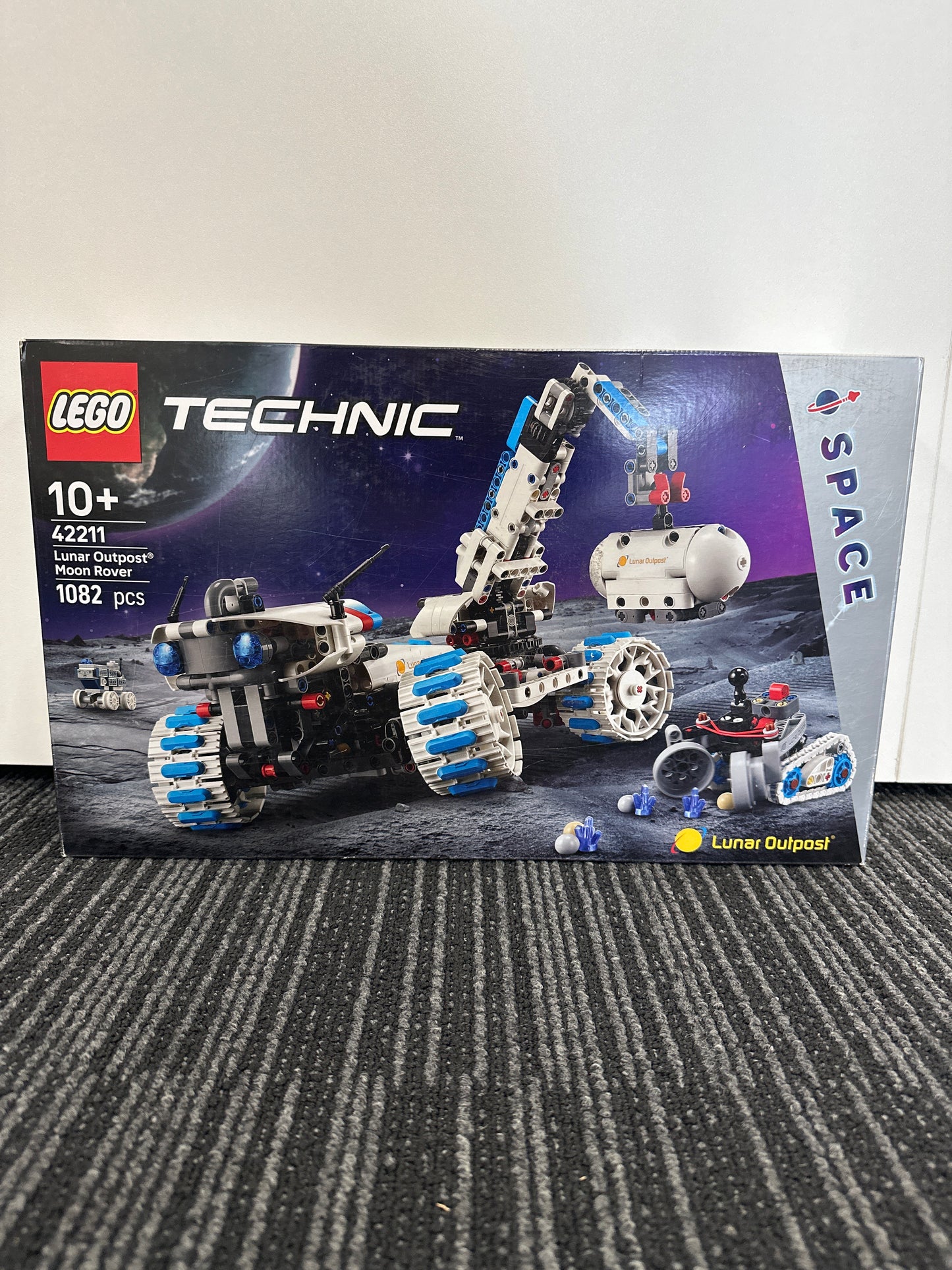 LEGO Technic. Lunar Outpost Moon Rover. 42211