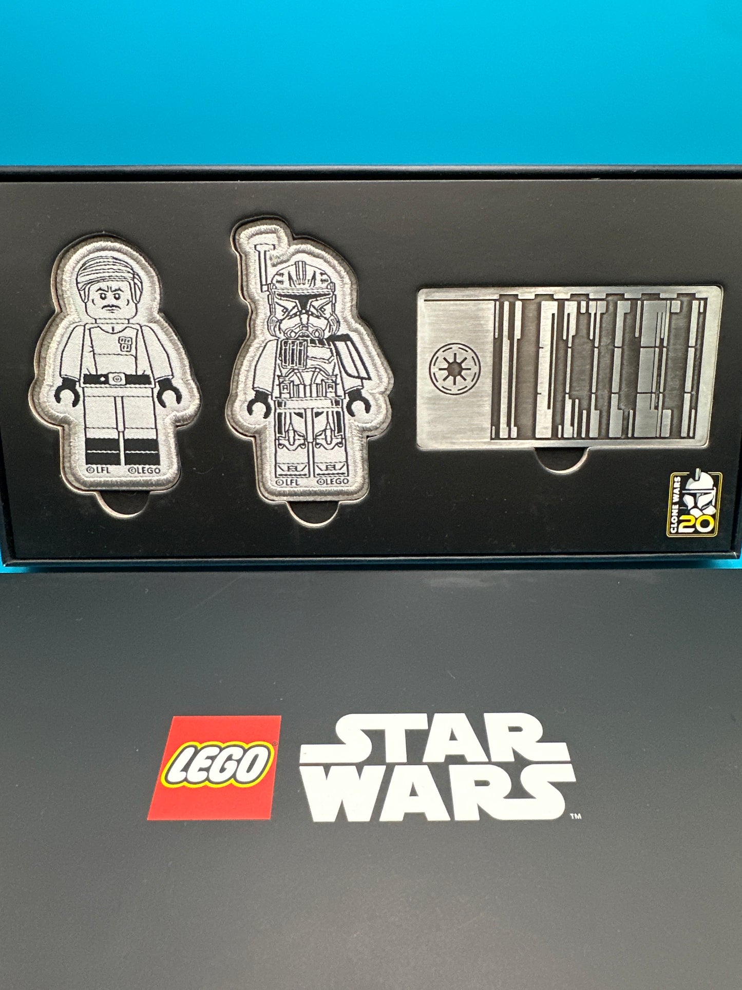 LEGO Star Wars. Metal Republic Credit with 2 minifigure patches. Clone Wars collectable. 5008162