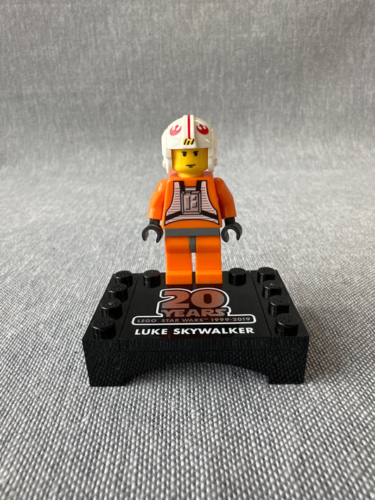 LEGO Star Wars minifigure. 
Luke Skywalker (Pilot, 20th Anniversary Torso). sw1024