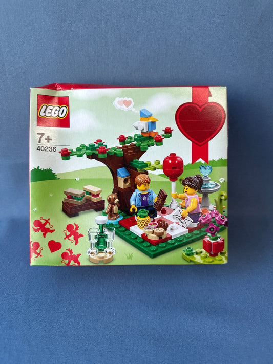 LEGO. Romantic Valentine Picnic. 40236