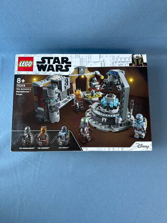 LEGO Star Wars. Armorers Mandalorian Forge. 75319.