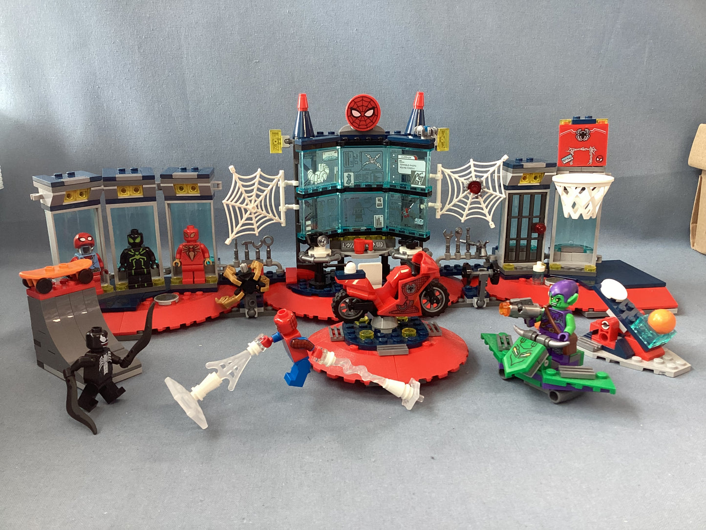 LEGO Super Heroes. Attack on the Spider Lair. 76175. (Used)