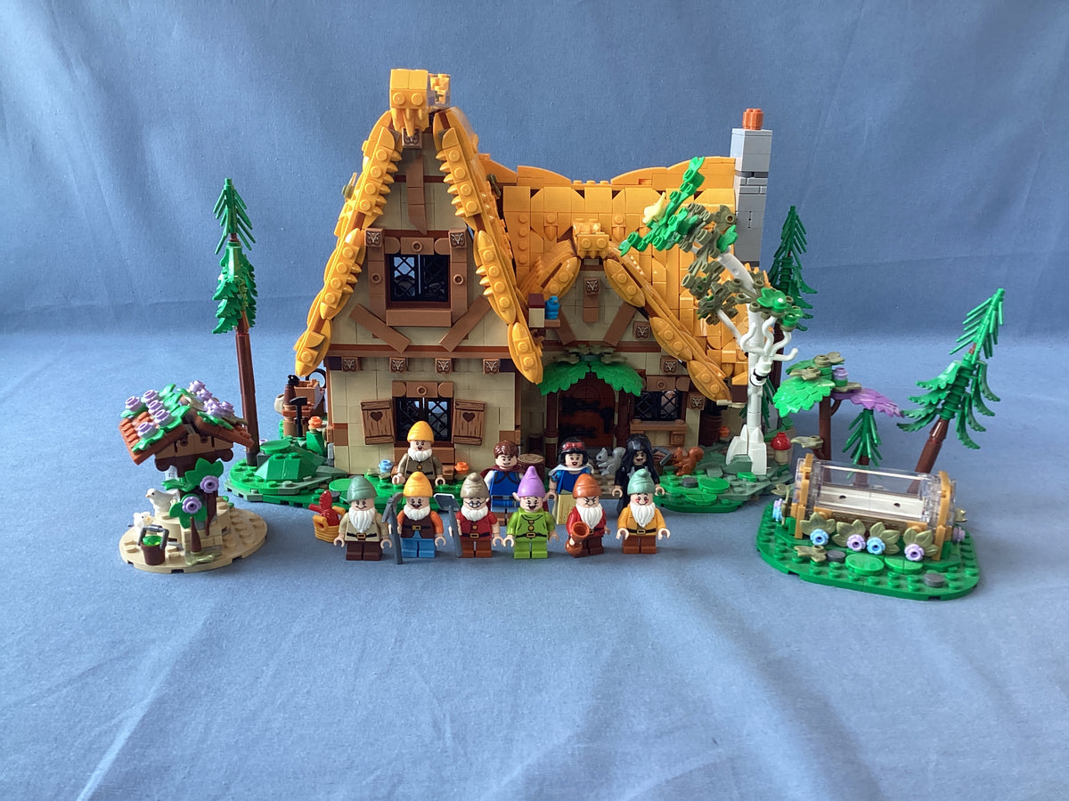 LEGO Disney. Snow White and the Seven Dwarf’s Cottage. 43242. (Used)